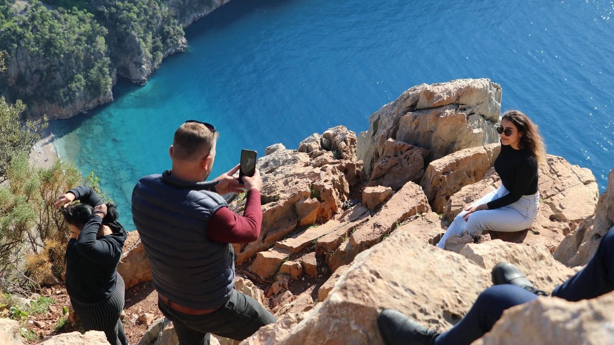 Kelebekler Vadisi'ndeki uçurum kenarı, fotoğraf çekilmek isteyenlerle doldu