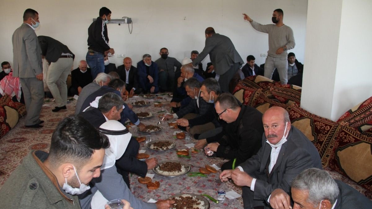 Mardin'de husumetli 2 aile, barış yemeği yedi