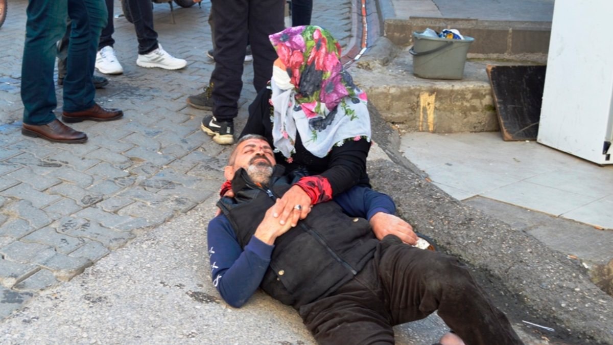 Adıyaman'daki kadın, yaralı yakınını kucağına yatırıp ambulans bekledi