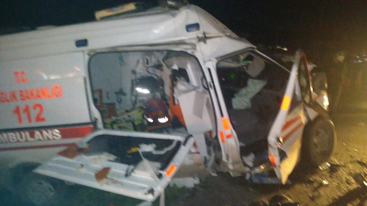 Balıkesir'de ambulans, kamyon ve otomobille çarpıştı: 4 ölü 2 yaralı