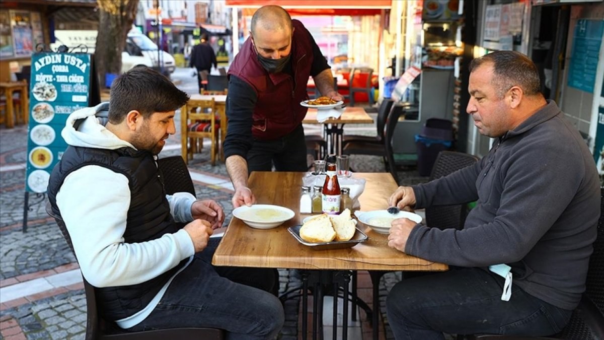 Edirne'de yeme içme yerleri yeni tedbirlerle müşteri kabul ediyor