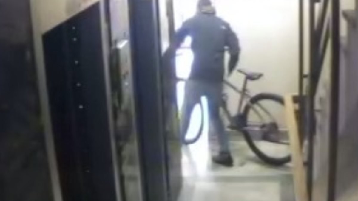 Esenyurt'taki bisiklet hırsızı, apartman kamerasına yansıdı