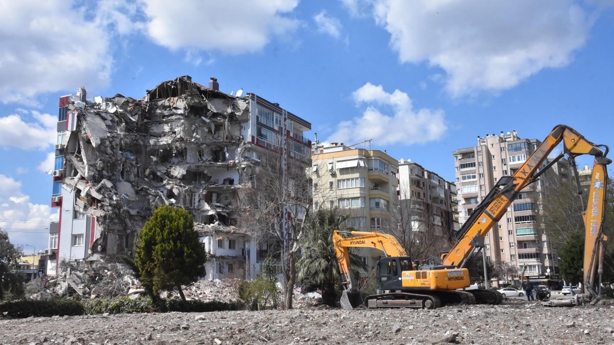 İzmir'deki depremzedelerin başı hırsızlarla dertte
