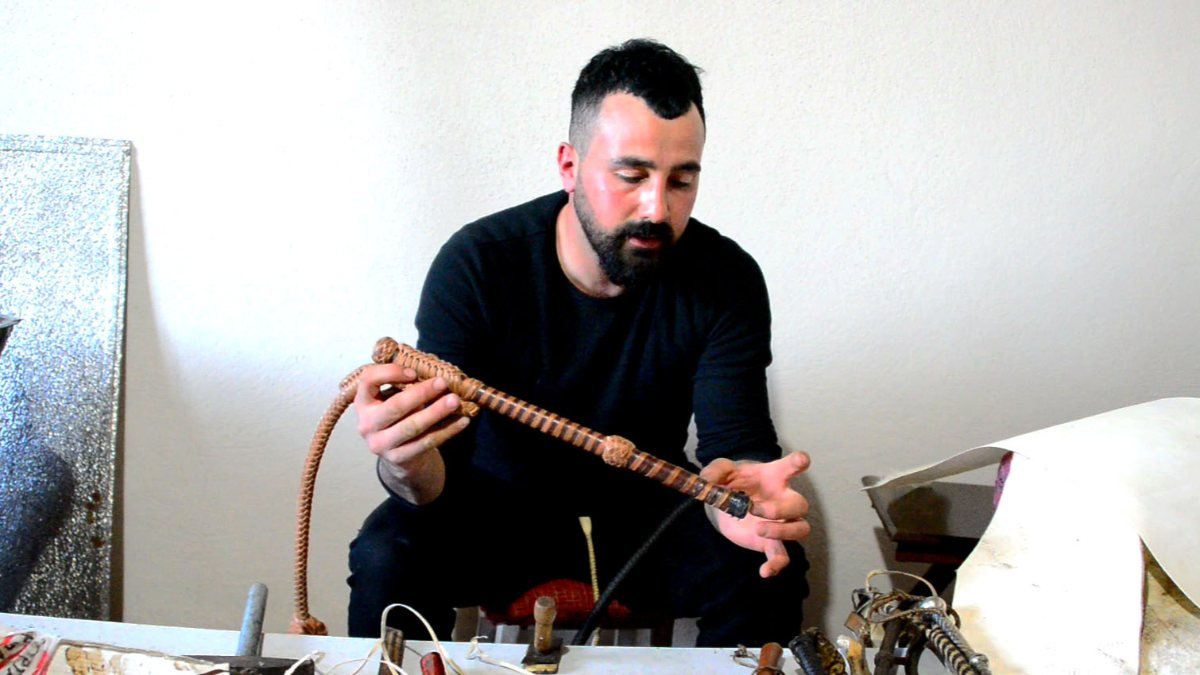Ardahan'daki usta kamçı örme sanatını sürdürüyor