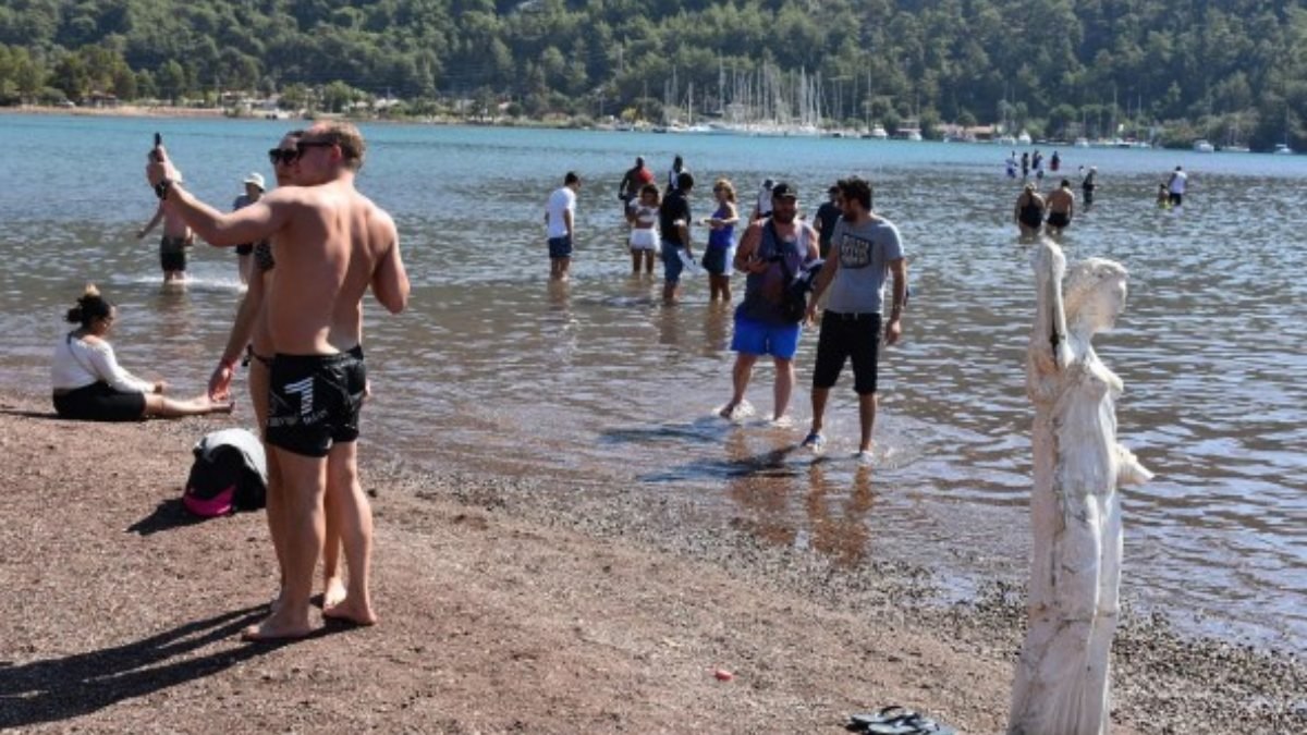 Kızkumu'nun prenses heykeli kopan eline kavuşuyor