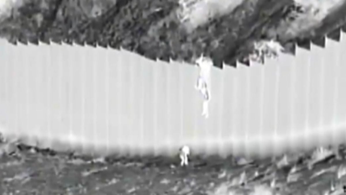 ABD-Meksika sınırında iki çocuğu duvardan aşağı attılar