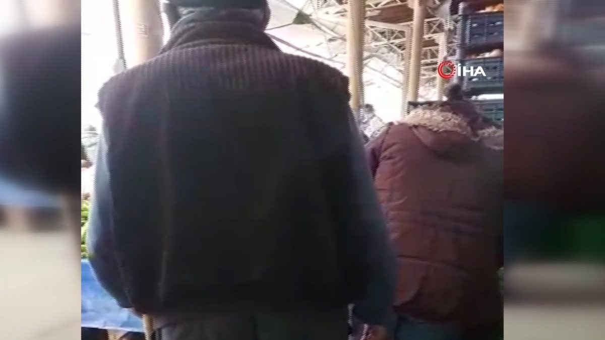 Aydın'da pazar yerinde yaşlı adamdan kadınlara taciz anları