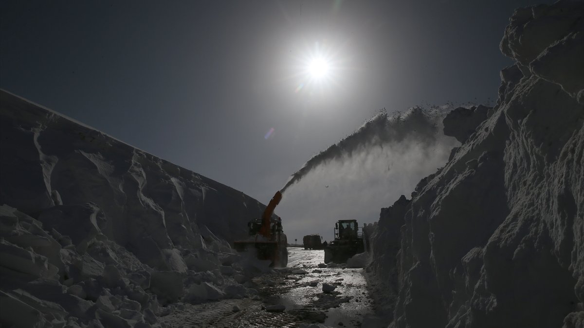 Erzurum'da karla mücadele ekiplerinin ilkbahardaki zorlu mesaisi