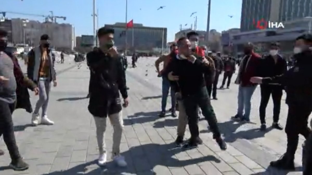 Taksim’de seyyar satıcılar gazeteciye saldırdı