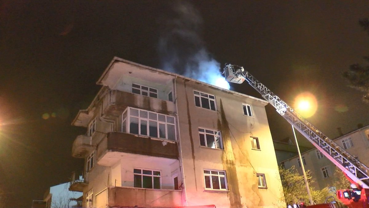 İstanbul'da kentsel dönüşüm nedeniyle boşaltılan binanın çatısında yangın