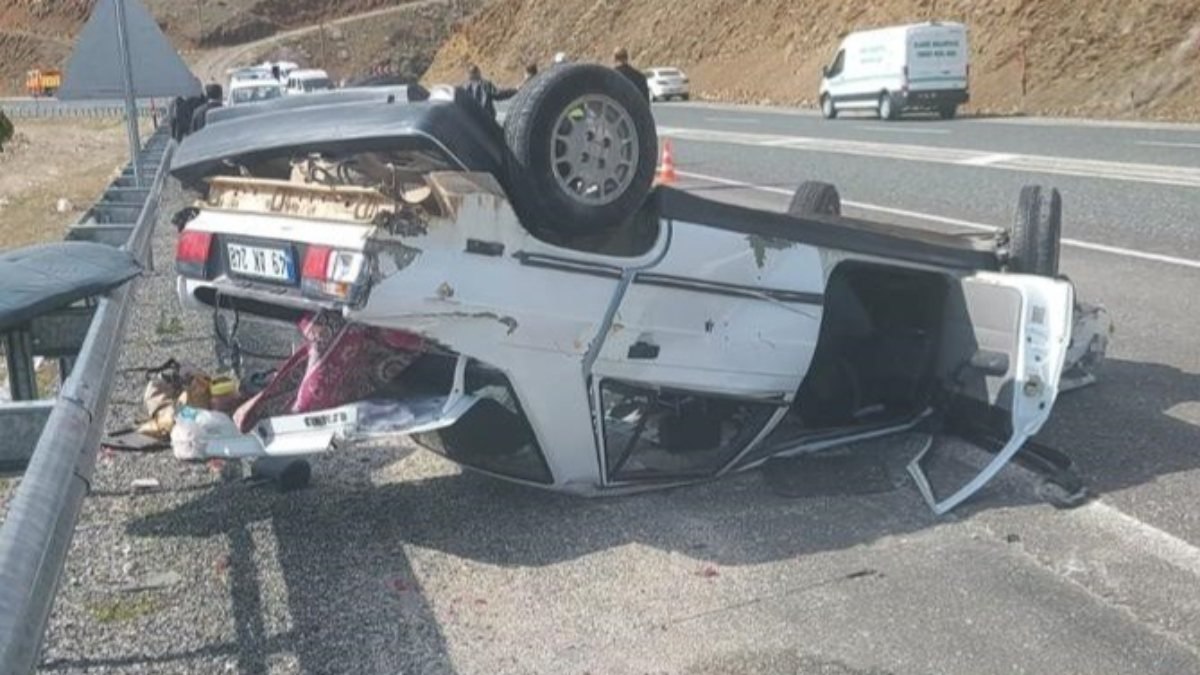 Elazığ’da kamyonla çarpışan otomobil ters döndü