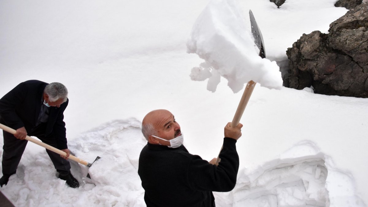 Kayseri'de 400 yıllık kuyular yazın buz gibi su için karla dolduruldu