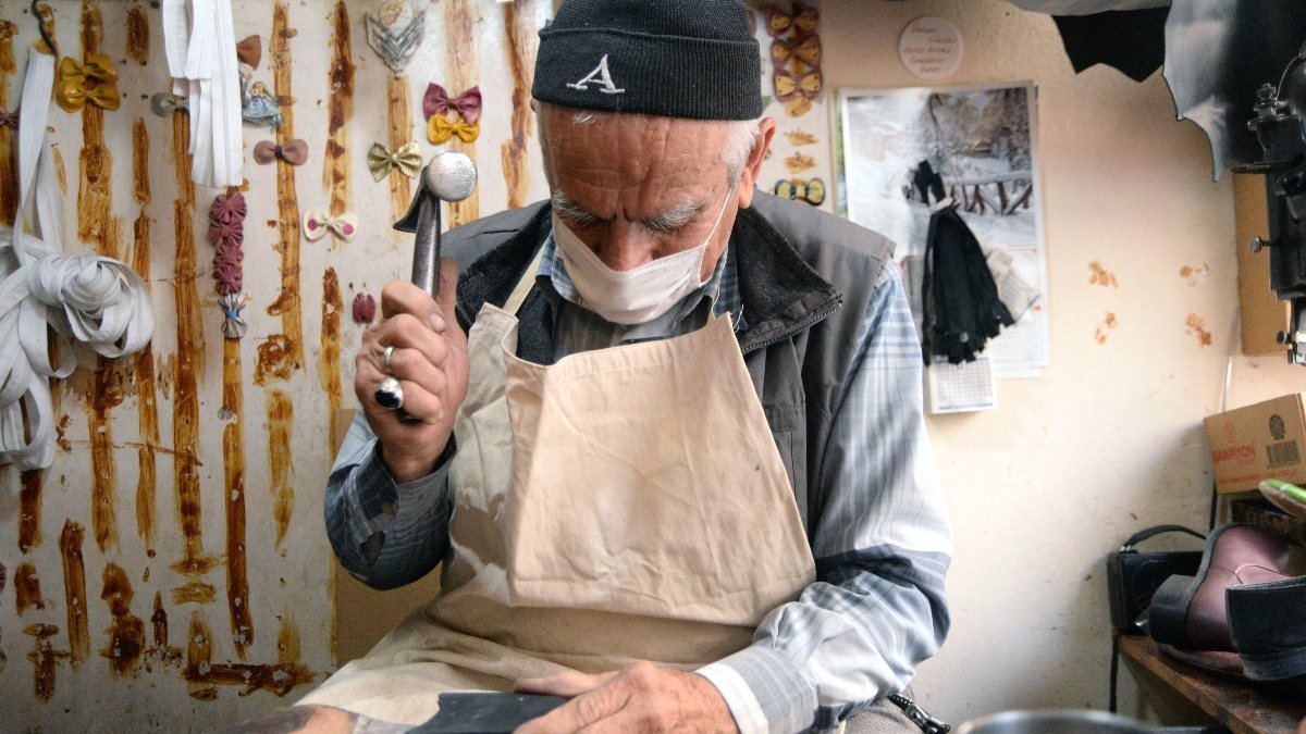 Mersin'deki usta, 58 yıldır ayakkabı tamir ediyor