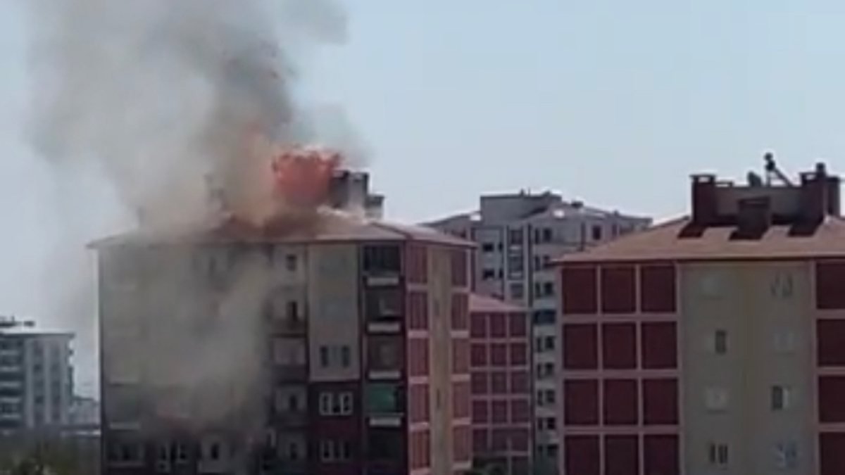 Diyarbakır'daki çatı yangını, itfaiye tarafından söndürüldü