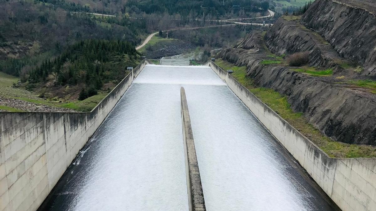 Yuvacık Barajı doldu, baraj kapakları açıldı