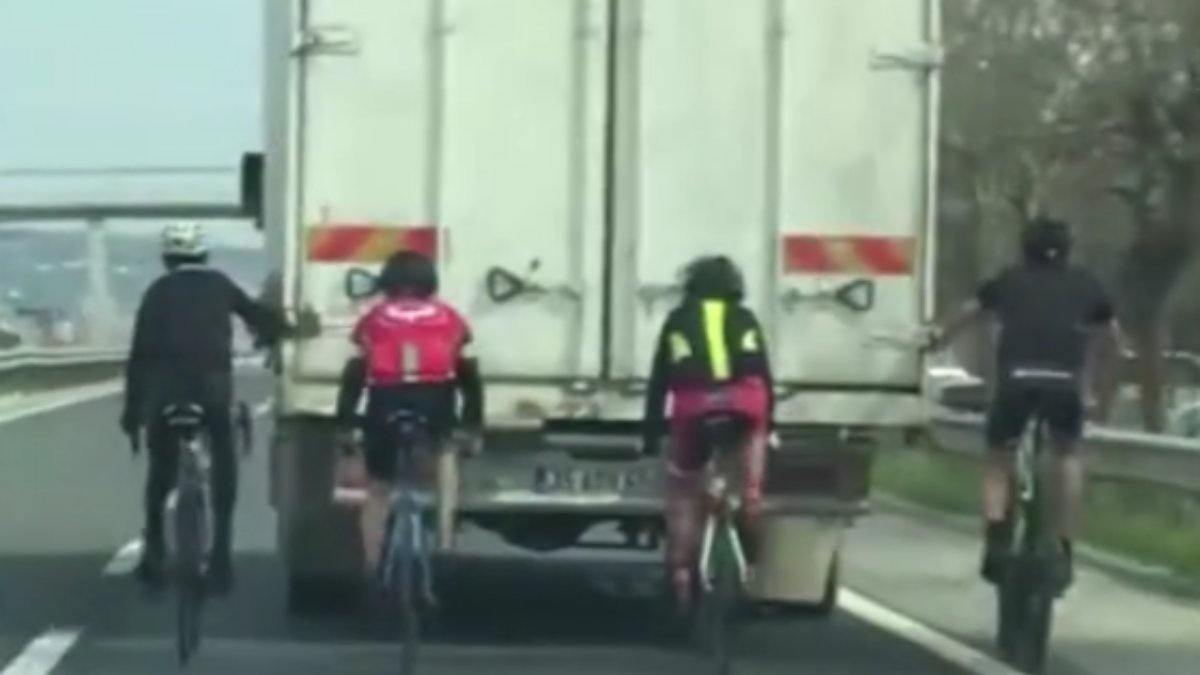 İstanbul'da bisikletlilerin tehlikeli yolculuğu kamerada
