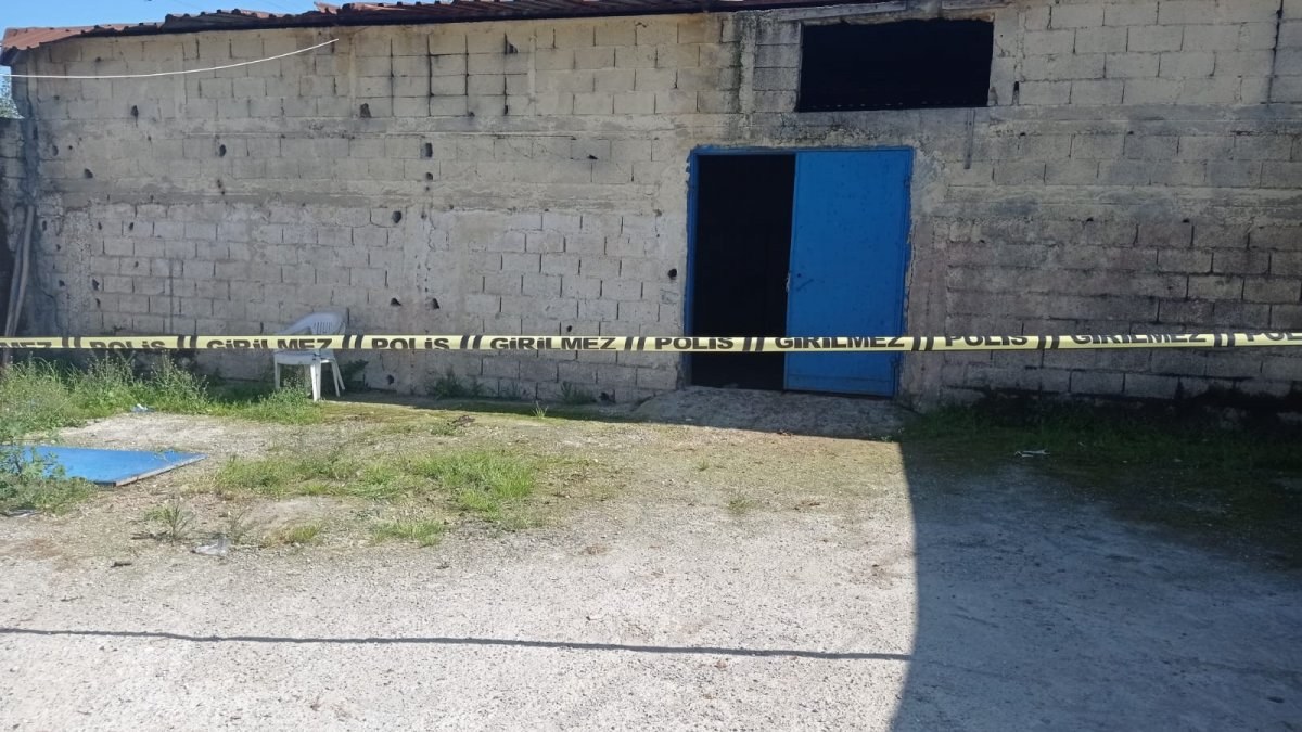 Adana’da demir kapının altında kalan 4 yaşındaki çocuk öldü