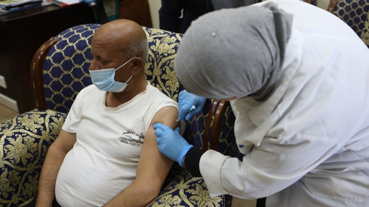 Filistin’de öğretmenlere koronavirüs aşısı yapıldı