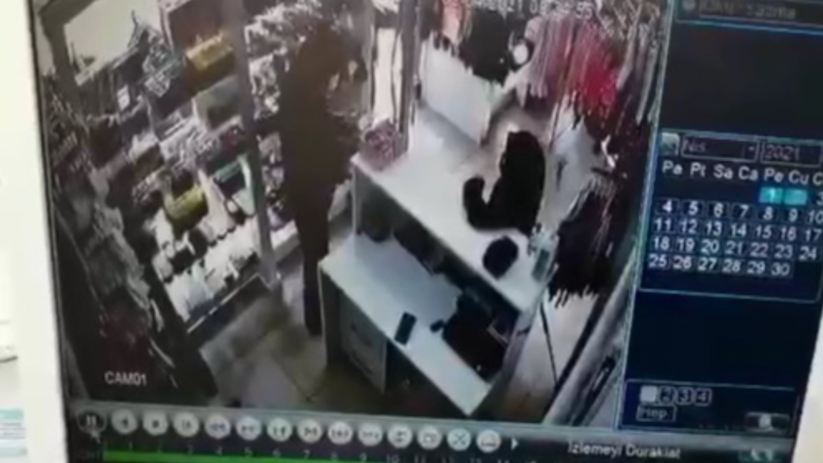 Sultangazi'de mağazadan cep telefonu çalan hırsız kamerada