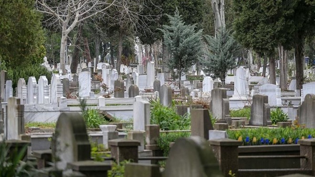 Manisa’da yaşlı kadının mezarı açıldı