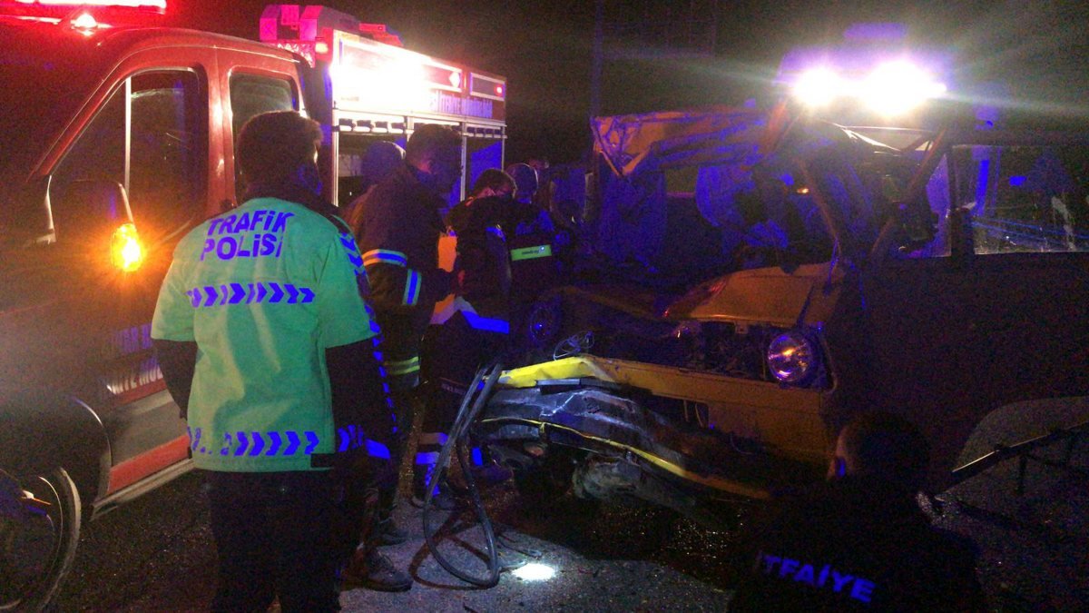 Afyonkarahisar'da minibüs, kamyonla çarpıştı: 1 ölü, 2 yaralı