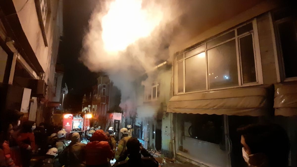 İstanbul'da 2 katlı ahşap binada yangın çıktı