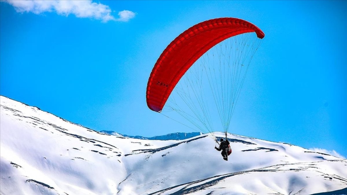 Van Gölü koyları, yamaç paraşütü tutkunlarının yeni gözdesi oldu