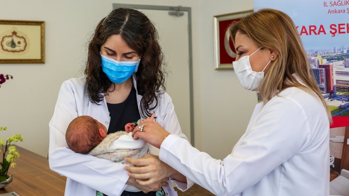 Ankara'da annesi hamileyken aşılanan bebek antikorlu doğdu