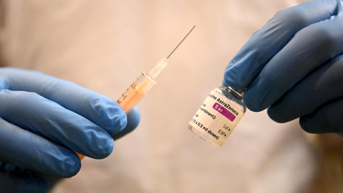 İngiltere'de, 30 yaş altına AstraZeneca aşısının yapılmaması önerildi