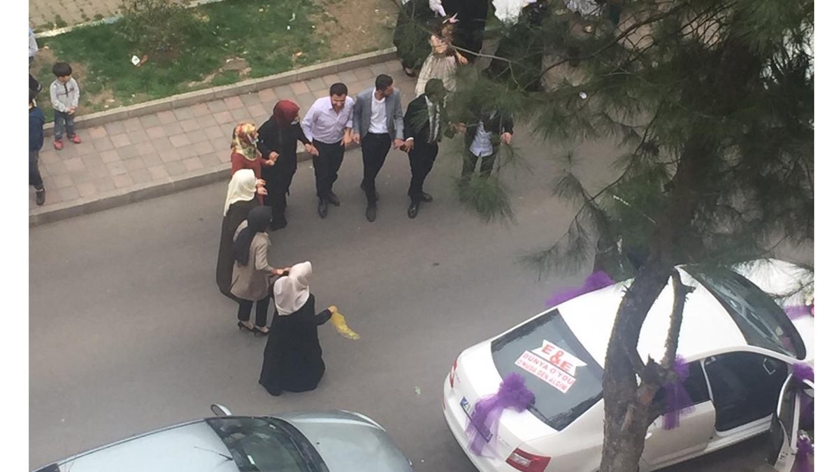 Diyarbakır'da sokak ortasında maskesiz halay