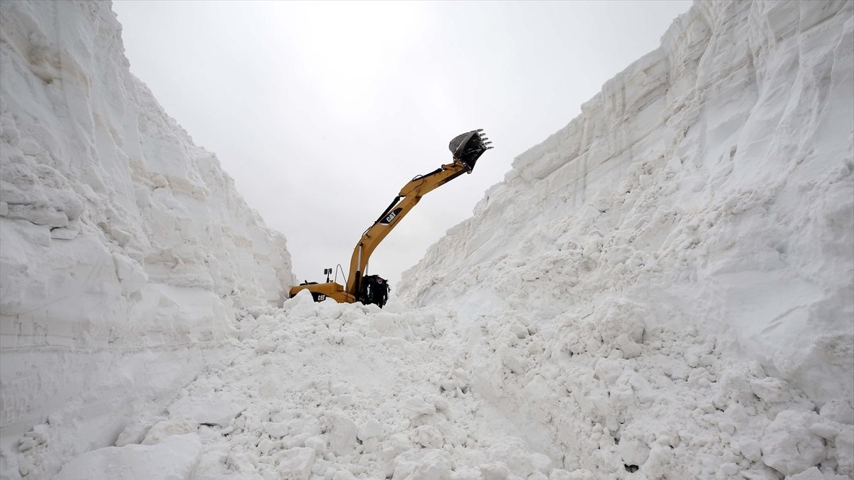 Muş’ta kar kalınlığı 15 metreyi geçti, köy yolu 1 haftada açılabildi