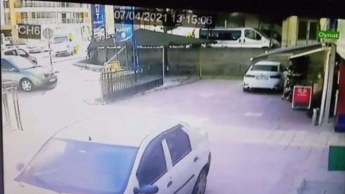 İzmir'deki kamyonet kazasında, 2 kişi ölümden döndü
