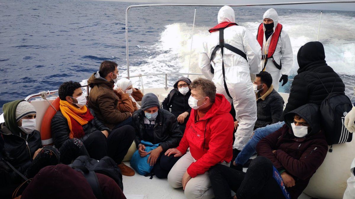 Yunanlılar lastik bota bindirip geri itti
