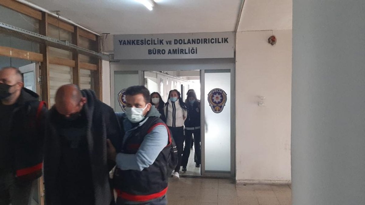 İzmir’de dolandırıcı operasyonu: Binlerce liralık vurgun yaptılar