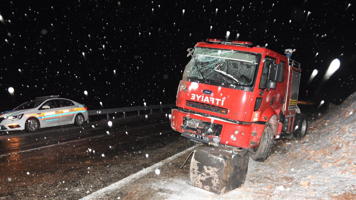 Sivas'ta yangına giden itfaiye aracı devrildi