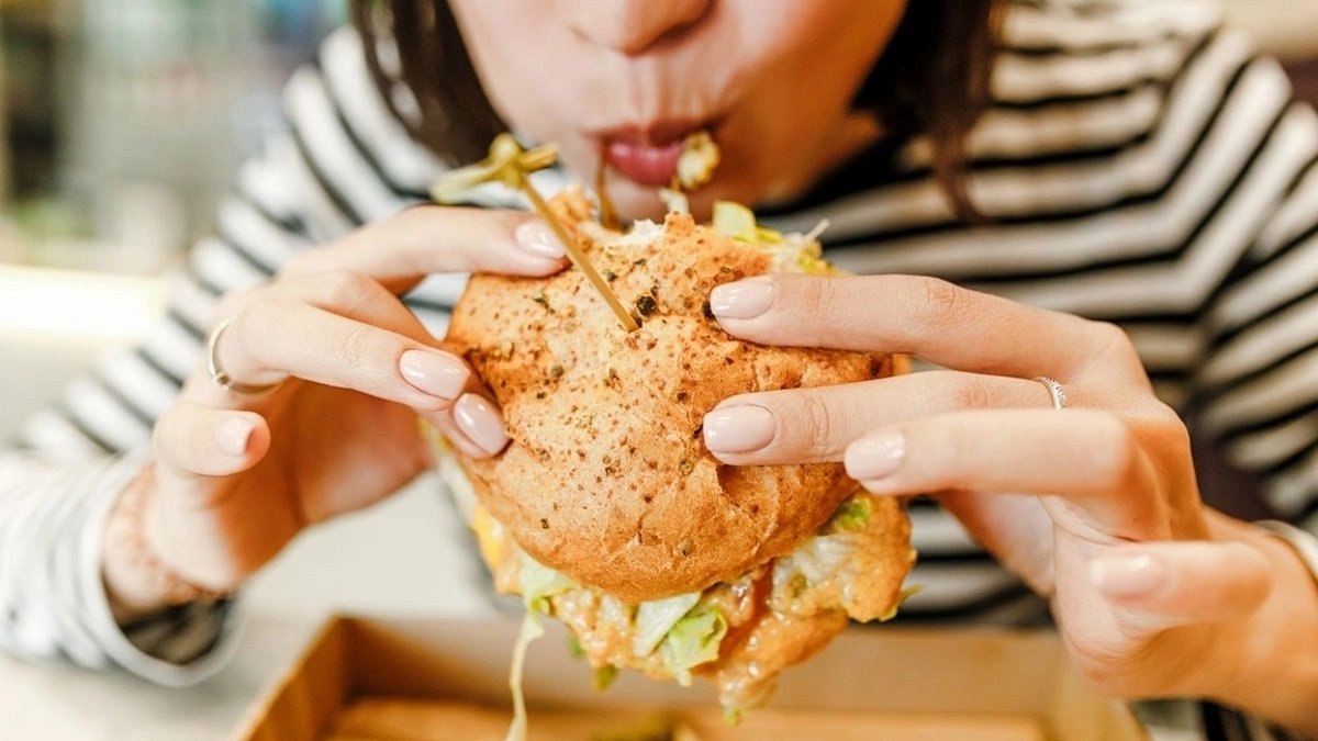 İnsan acıkmadığı halde neden yemek yer? Acıkmadan yemek yemeyi tetikleyen durumlar neler?