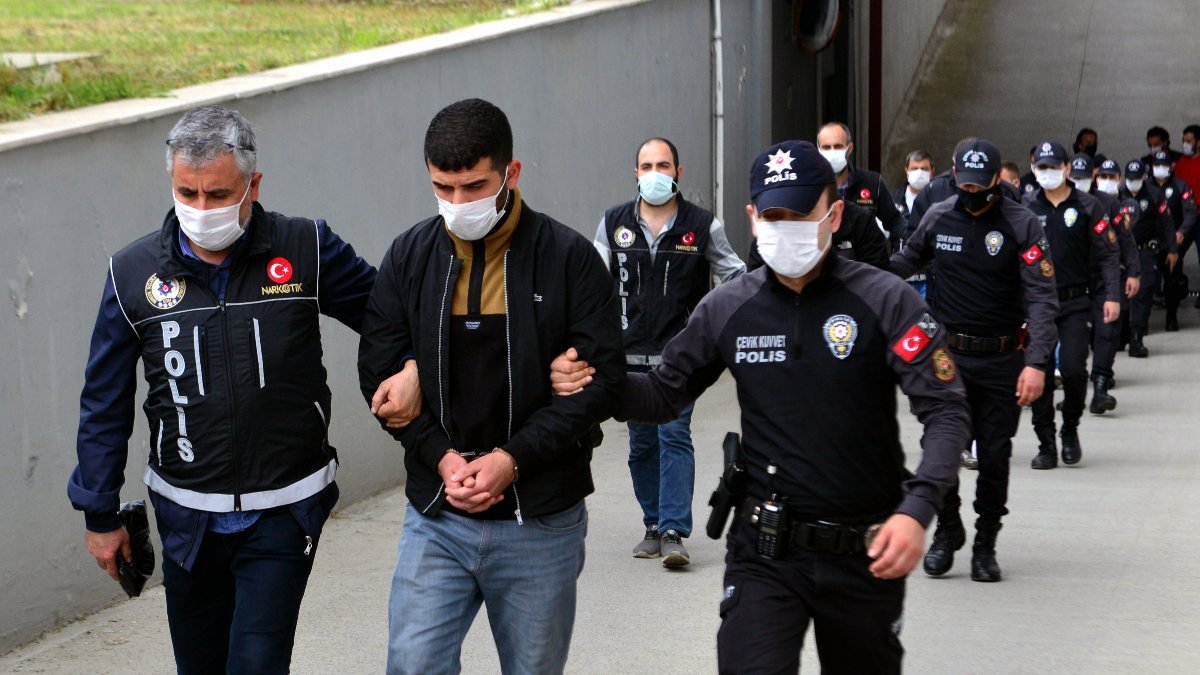 Adana'da ‘Kübra’ şifresiyle uyuşturucu satan 7 şüpheli tutuklandı