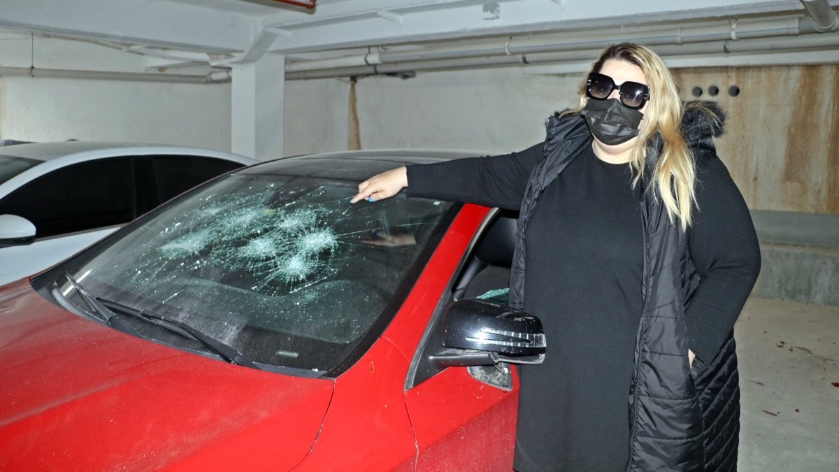Antalya'da öfkeli genç, sinirini Rus kadının aracından çıkardı