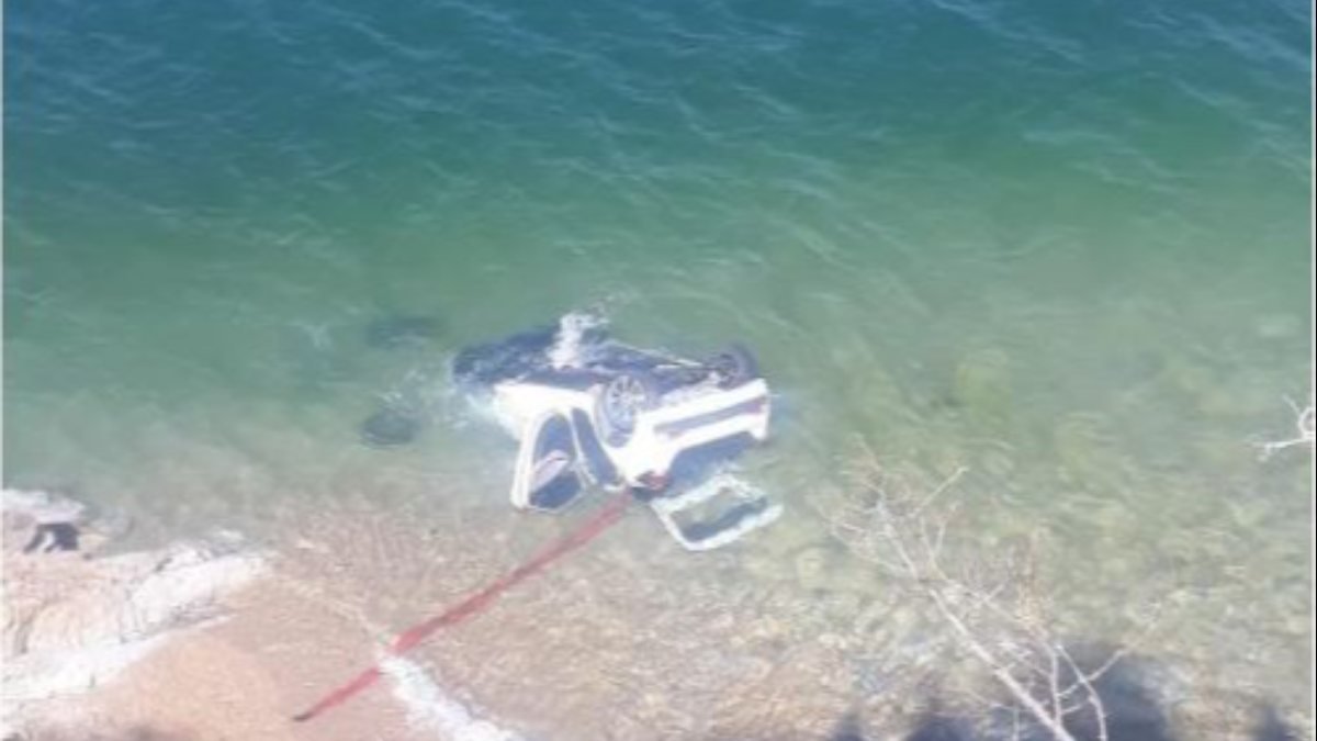 Kontrolden çıkan otomobil Van Gölü'ne düştü: 4 yaralı