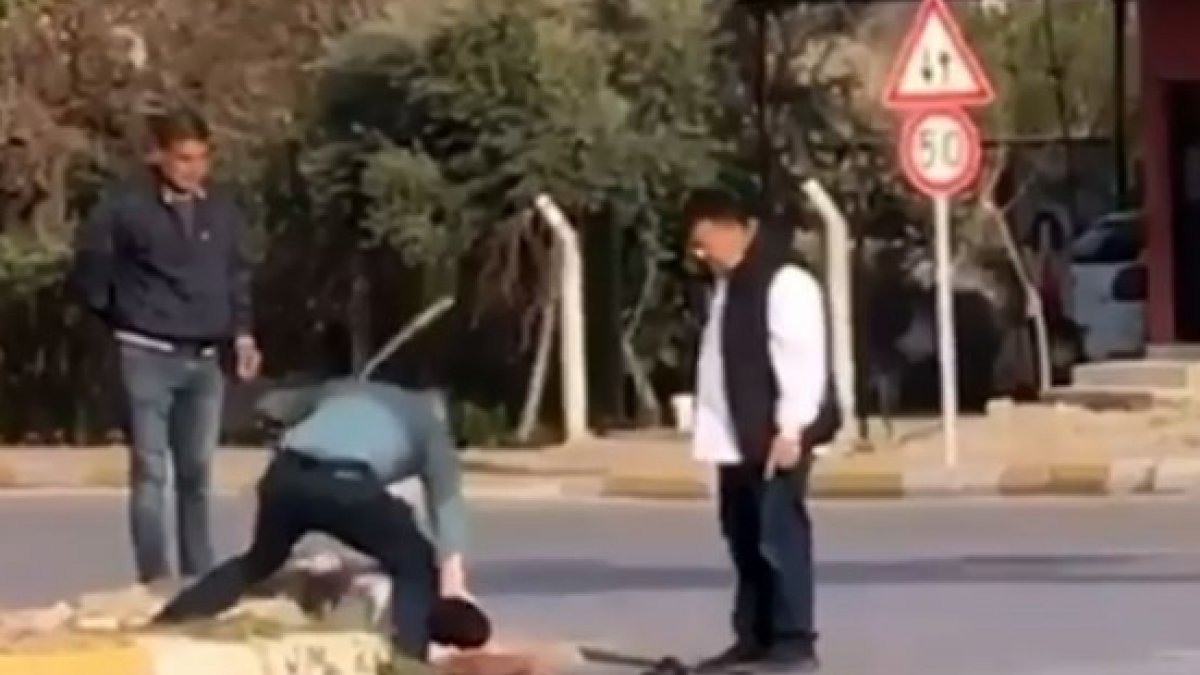 Antalya'da yere yatırdıkları kişiyi sopayla dövdüler