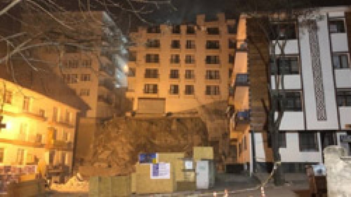 Ankara’da çatısı çöken Açelya apartmanının yıkım çalışmaları sabaha kaldı