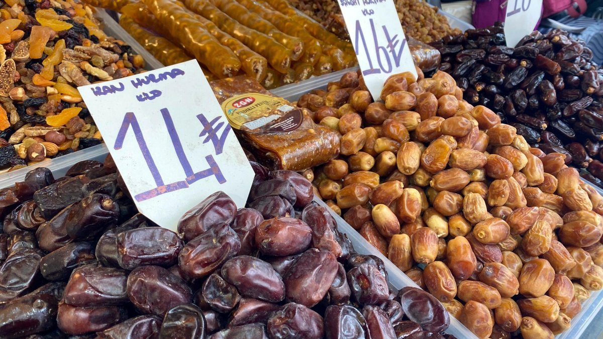 İzmir’de Ramazan öncesi hurma satışları arttı