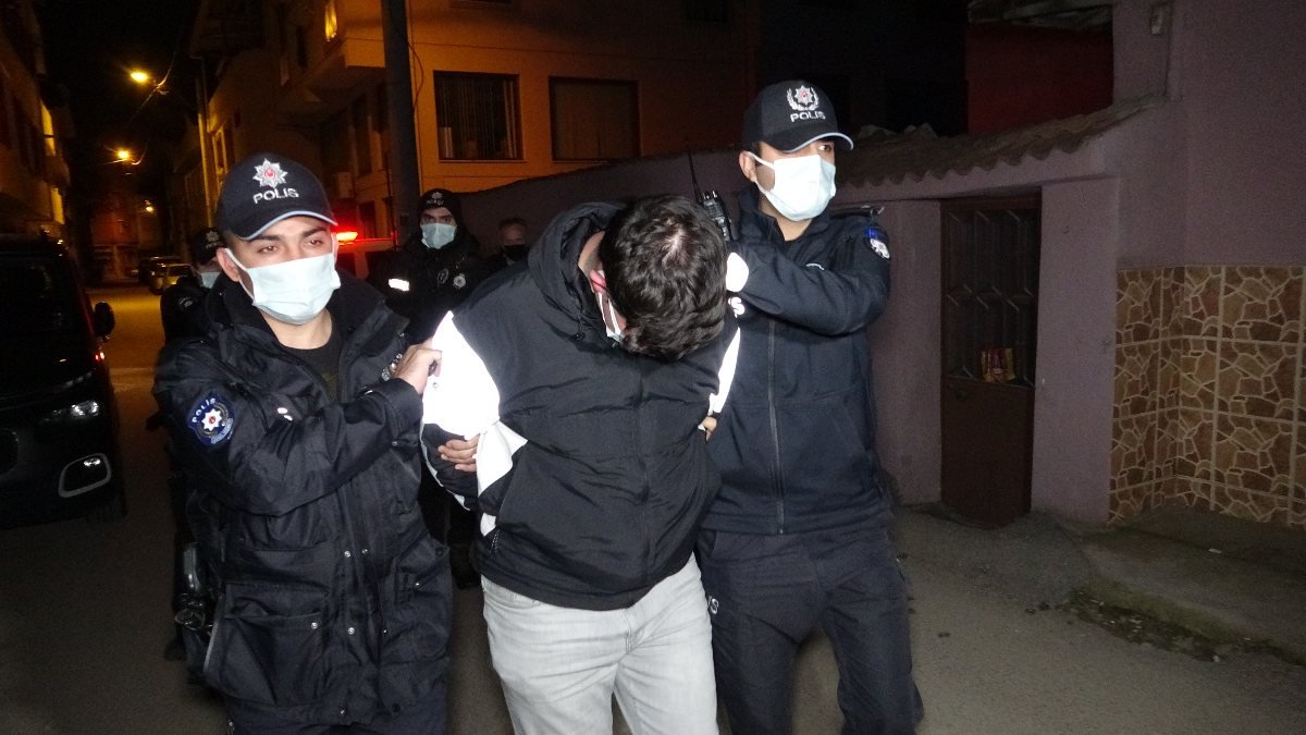 Bursa'da kısıtlamayı ihlal eden 2 kişi uyuşturucu madde ile yakalandı