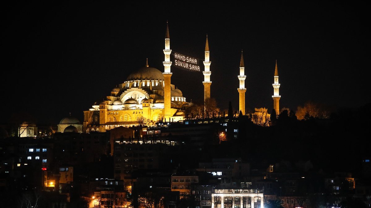 İstanbul camilerinde Ramazan'ın habercisi mahyalar yakıldı 