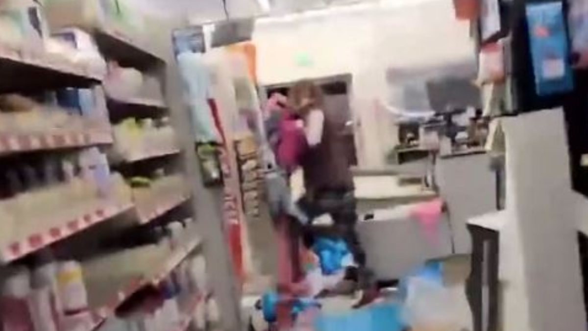 ABD'de siyahi gencin öldürülmesinin ardından dükkanlar yağmalandı
