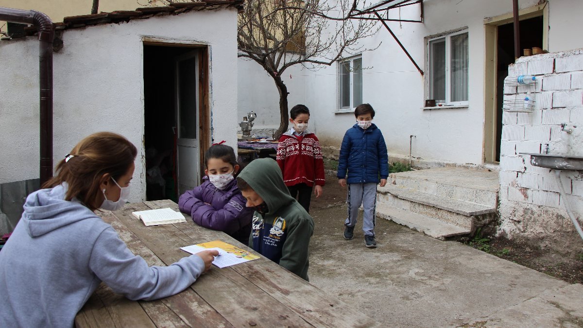 Amasya'da öğrencileri için köye taşınıp boş evi sınıfa dönüştürdü