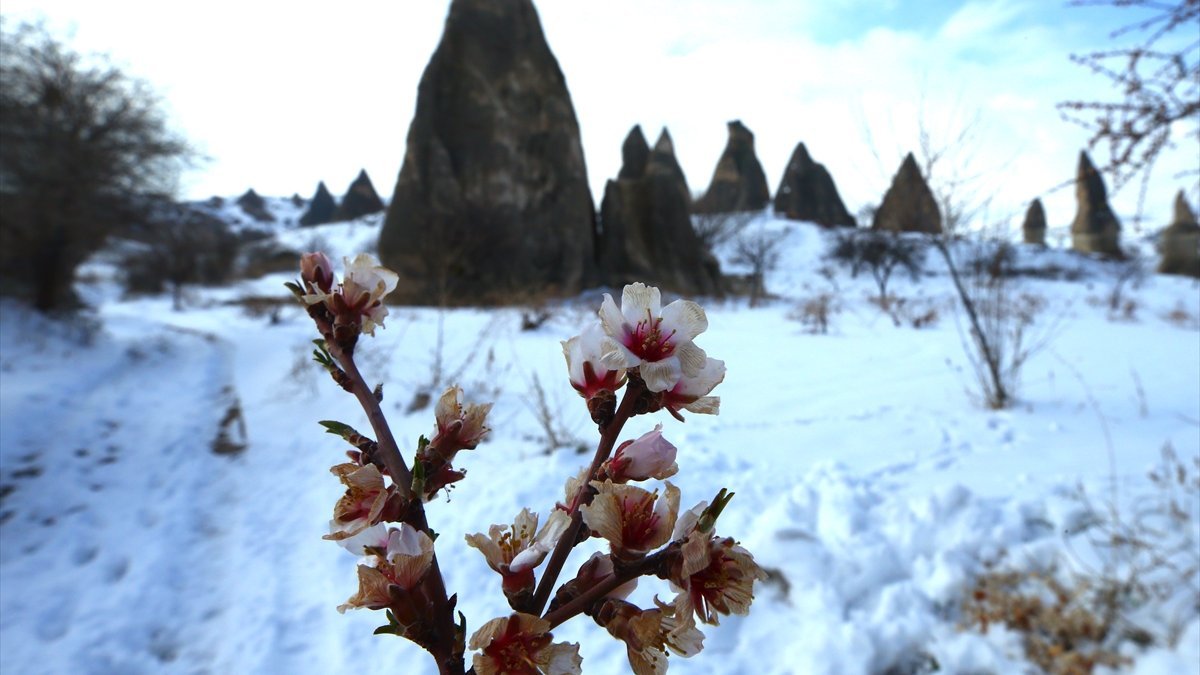 İlkbaharda Kapadokya'ya yağan kar güzel görüntüler oluşturdu