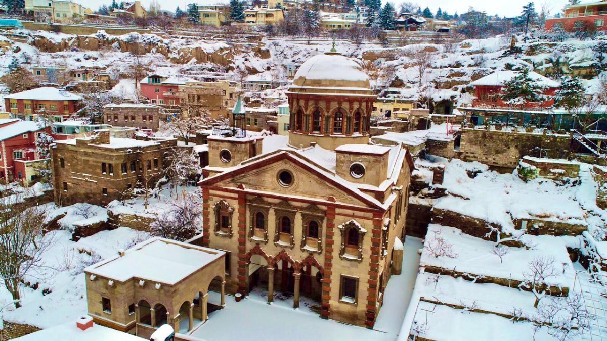 Kayseri'nin tarihi ilçesi, karla beyaza büründü