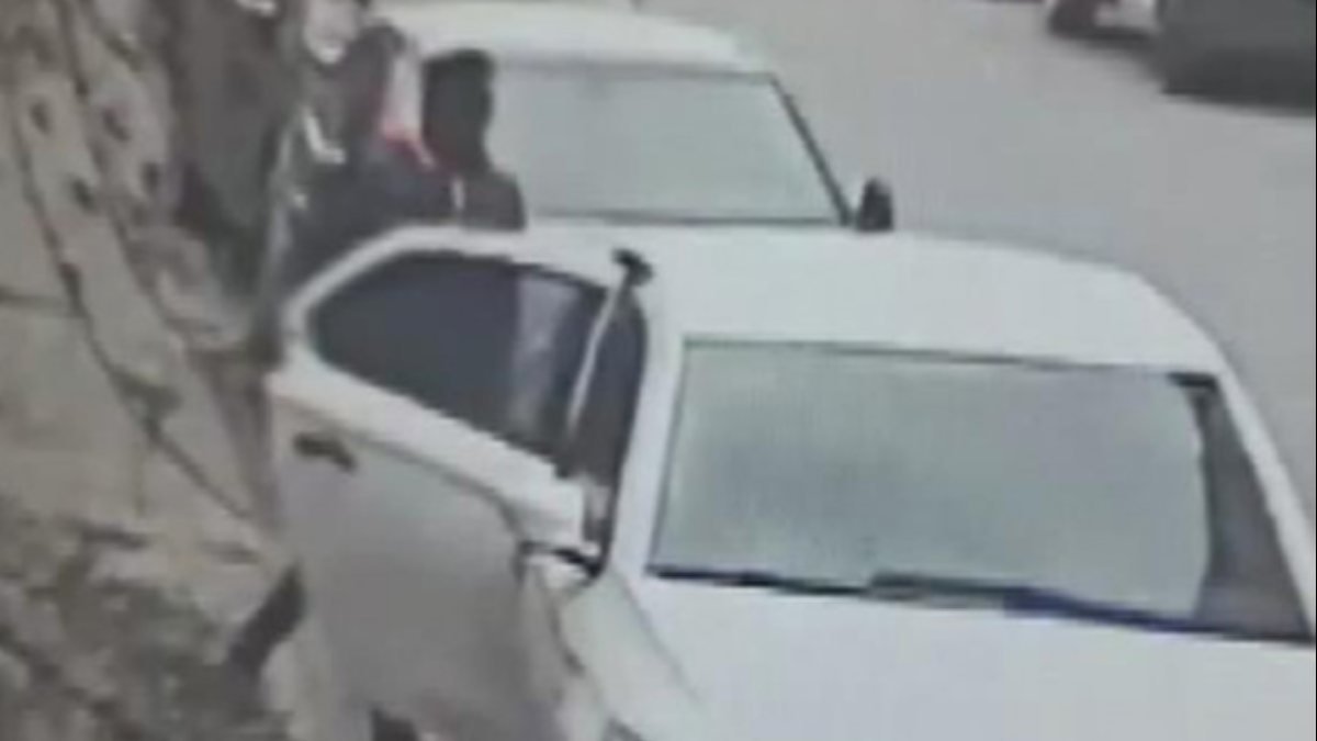 Ümraniye'de otomobile giren hırsız kameraya yakalandı