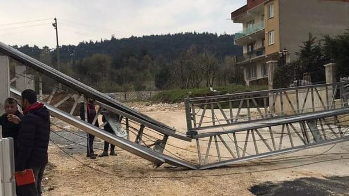 Bursa'daki inşaat vinci, rüzgarın etkisiyle devrildi